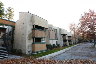 Woodland East Apartments in Bakersfield, CA - Foto de edificio - Building Photo