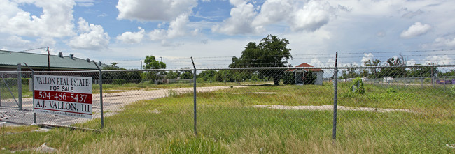 7681 Chef Menteur Hwy in New Orleans, LA - Foto de edificio - Building Photo