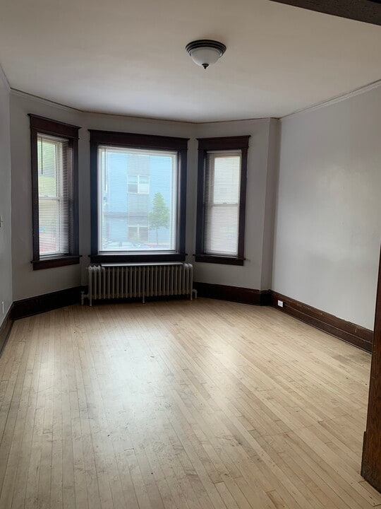 122 W 4th St in Duluth, MN - Building Photo