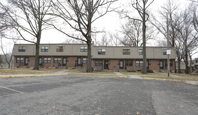 Independence Square Townhouses in Independence, MO - Building Photo - Building Photo