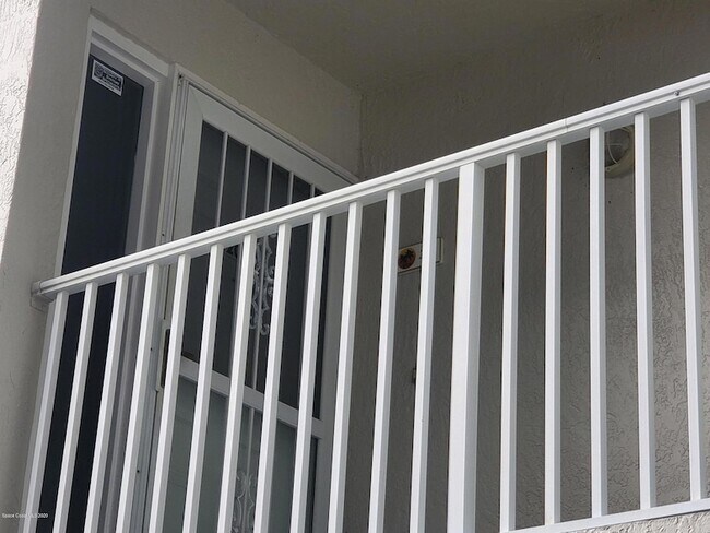 3740 Ocean Beach Blvd, Unit 201 in Cocoa Beach, FL - Foto de edificio - Building Photo