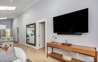 30 Hampton Ct in Bridgehampton, NY - Foto de edificio - Building Photo