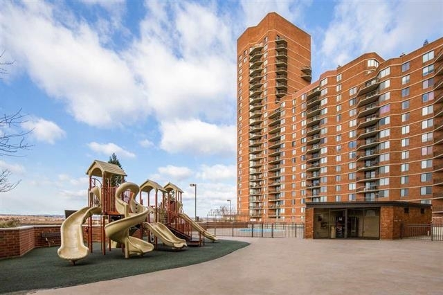 1638 Harmon Cove Tower in Secaucus, NJ - Building Photo