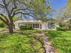 LATE JULY MOVE IN!  Adorable 3 Bedroom 2 Bathroom House in Bryan, TX - Building Photo - Building Photo