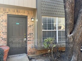 4004 W Pioneer Dr in Irving, TX - Building Photo