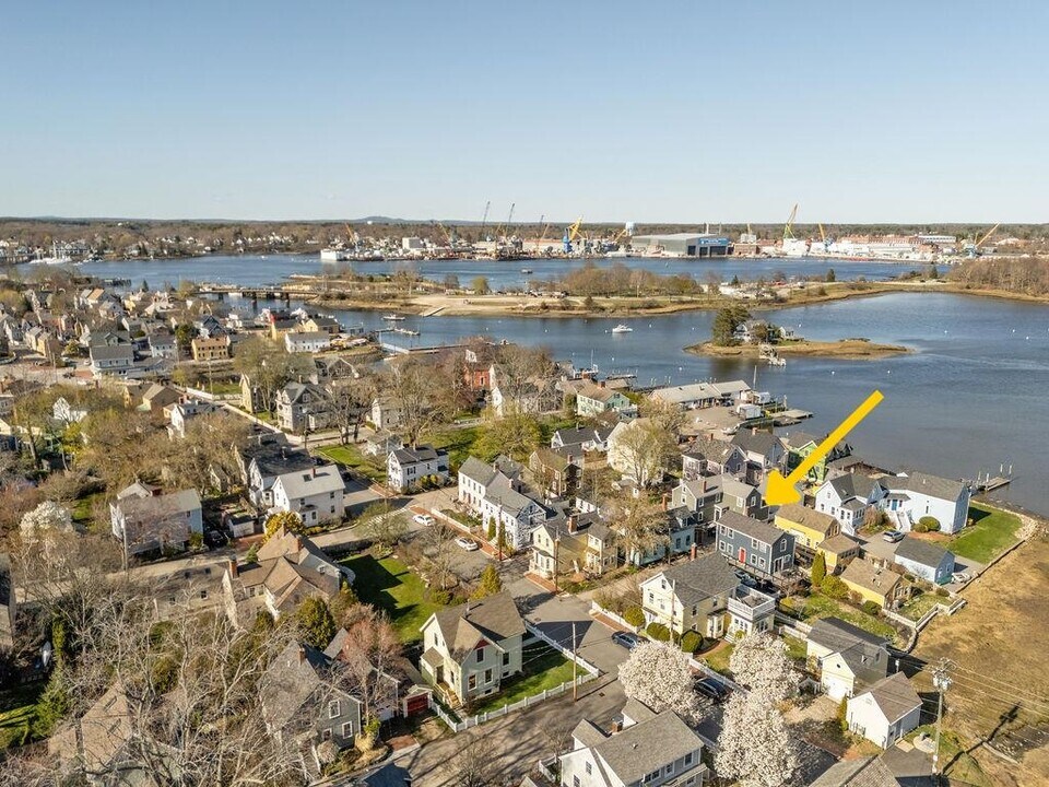 18 Walden St in Portsmouth, NH - Building Photo