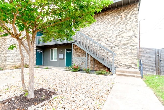 property at 2506 Manor Cir