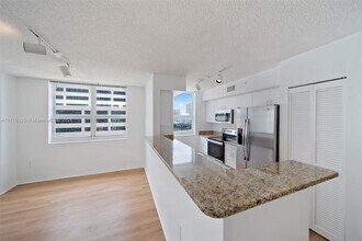 1111 Brickell Bay Dr in Miami, FL - Building Photo - Building Photo
