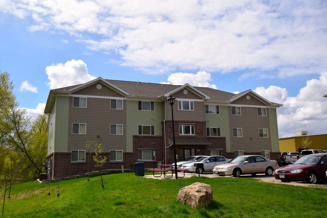 Cedar Meadow Apartments in Mankato, MN - Foto de edificio