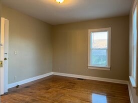 814 E Lincoln Ave, Unit Lower Rear in Milwaukee, WI - Building Photo