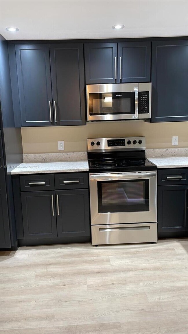 120 Royal Pk Dr in Oakland Park, FL - Building Photo - Building Photo