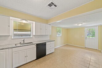 821 Miller St in Angleton, TX - Building Photo - Building Photo