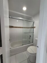 17350 NW 68th Ave, Unit 400-102A in Hialeah, FL - Foto de edificio - Building Photo