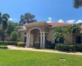 8225 Ibis Club Dr in Naples, FL - Foto de edificio - Building Photo