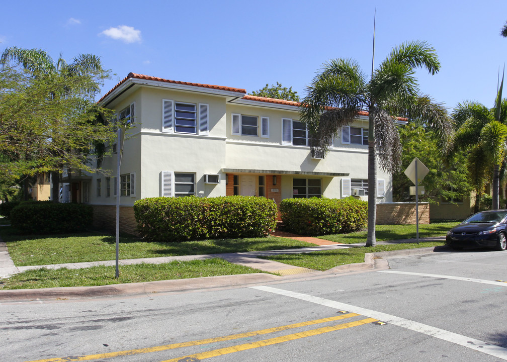 1825 Salzedo St in Coral Gables, FL - Foto de edificio