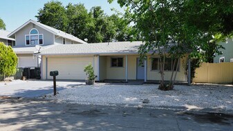 15190 Highlands Harbor Dr in Clearlake, CA - Building Photo