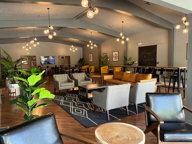 Highlander Apartments in Seattle, WA - Building Photo - Building Photo