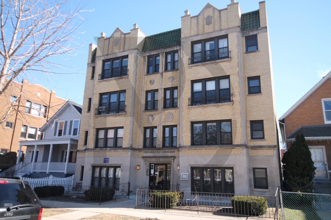 4735 N Hermitage Ave, Unit #4737-105 in Chicago, IL - Building Photo