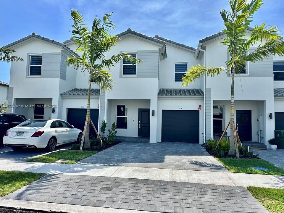 114 SW 184th Pl in Pembroke Pines, FL - Building Photo