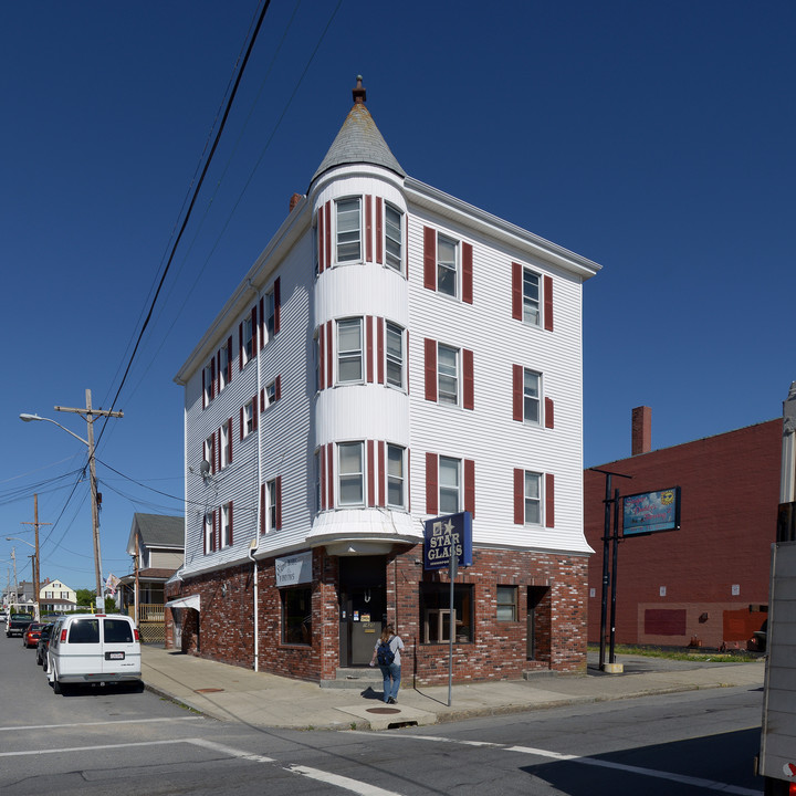 1627 Acushnet Ave in New Bedford, MA - Building Photo