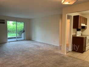 3180-3180 De Montreuil Ct in Kelowna, BC - Building Photo - Building Photo