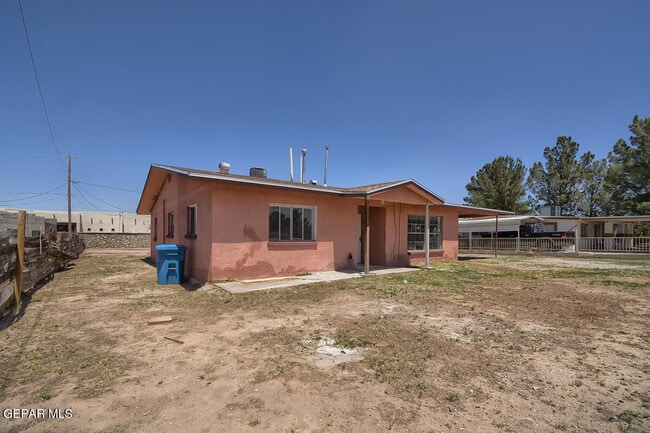 385 Mireles Ct in Socorro, TX - Building Photo - Building Photo