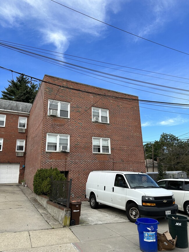 3908 Little Neck Pky in Douglaston, NY - Building Photo - Building Photo