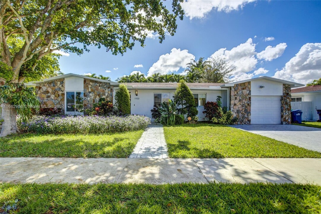 1930 NE 211th Terrace in Miami, FL - Foto de edificio