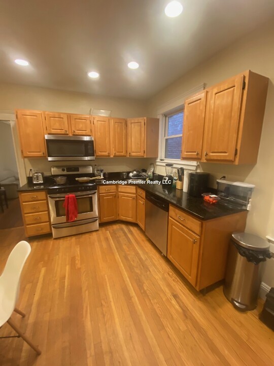 66 Dimick St, Unit 1 in Somerville, MA - Foto de edificio