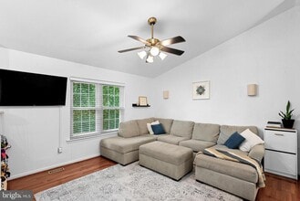 7390 Lake Dr in Manassas, VA - Foto de edificio - Building Photo