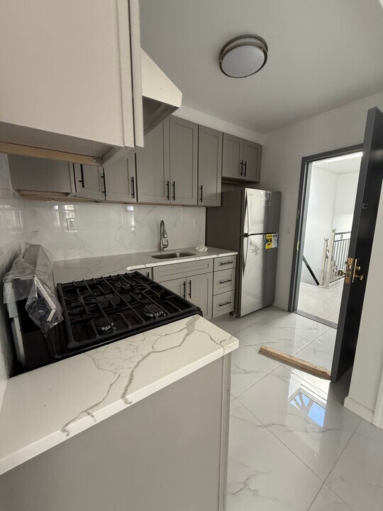 1584 W 10th St, Unit 2F in Brooklyn, NY - Foto de edificio