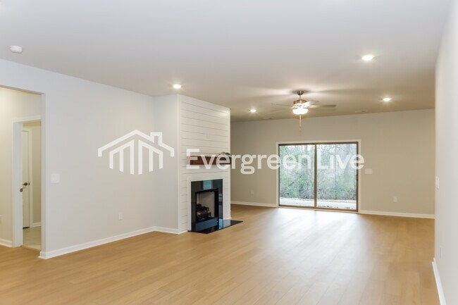 300 Pond Spg Dr in Huntsville, AL - Building Photo - Building Photo