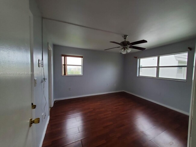 8280 Sunrise Lakes Blvd in Sunrise, FL - Building Photo - Building Photo