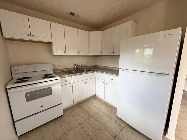 8413 Marquette Ave NE, Unit A in Albuquerque, NM - Foto de edificio - Building Photo