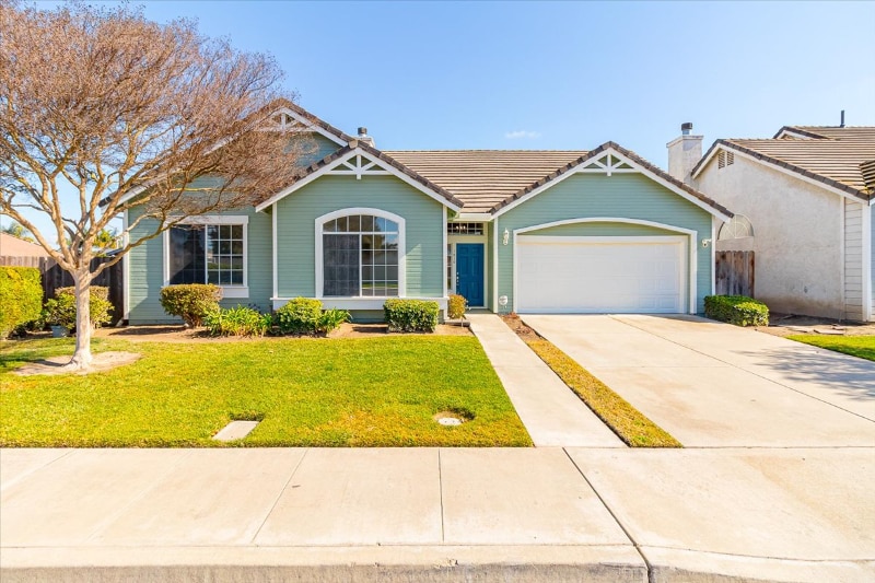 1810 Crestwood Ave in Manteca, CA - Foto de edificio