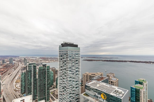 7 Grand Trunk Crescent in Toronto, ON - Building Photo - Building Photo