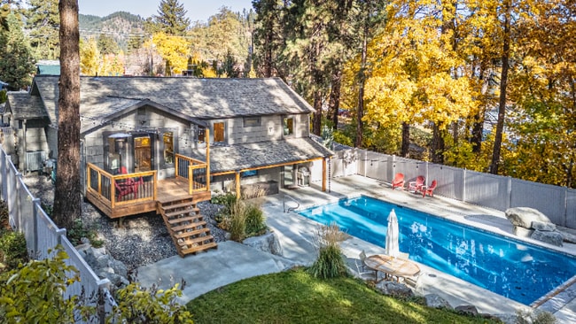 property at 1221 Commercial St