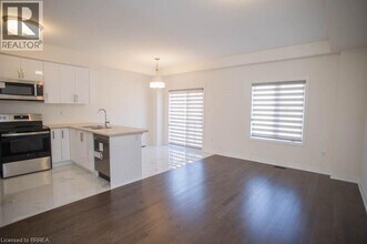27 Wakeling Dr in Brantford, ON - Building Photo - Building Photo