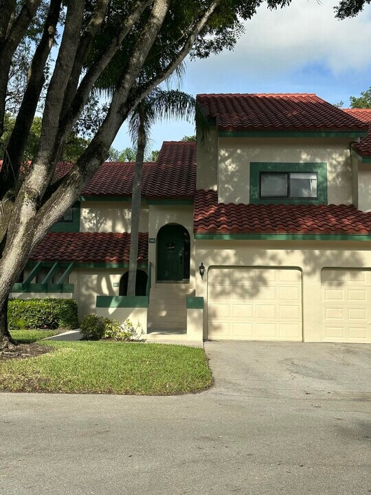 14 Lexington Ln E in Palm Beach Gardens, FL - Building Photo