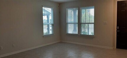 325 Kennewick Dr in Garland, TX - Building Photo - Building Photo