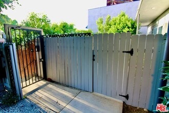 4336 Laurel Canyon Blvd in Los Angeles, CA - Building Photo - Building Photo