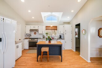 1169 Aztec in Topanga, CA - Foto de edificio - Building Photo