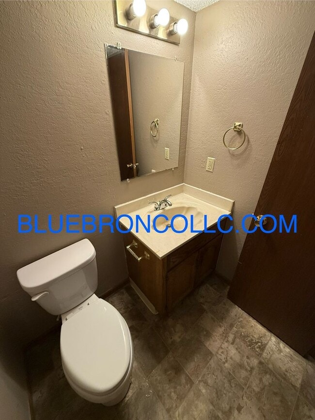 522 NE Churchill St in Lee's Summit, MO - Building Photo - Building Photo