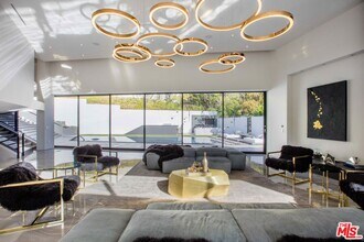 2210 Bowmont Dr in Beverly Hills, CA - Building Photo - Building Photo