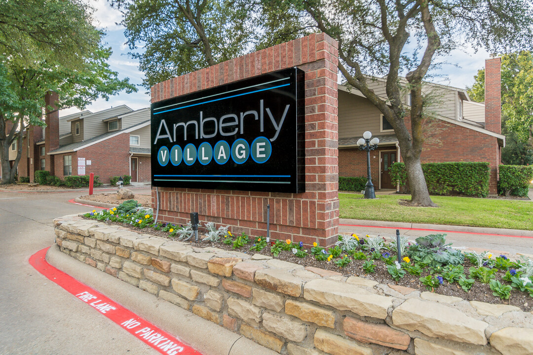 Amberly Village Townhomes in Garland, TX - Building Photo