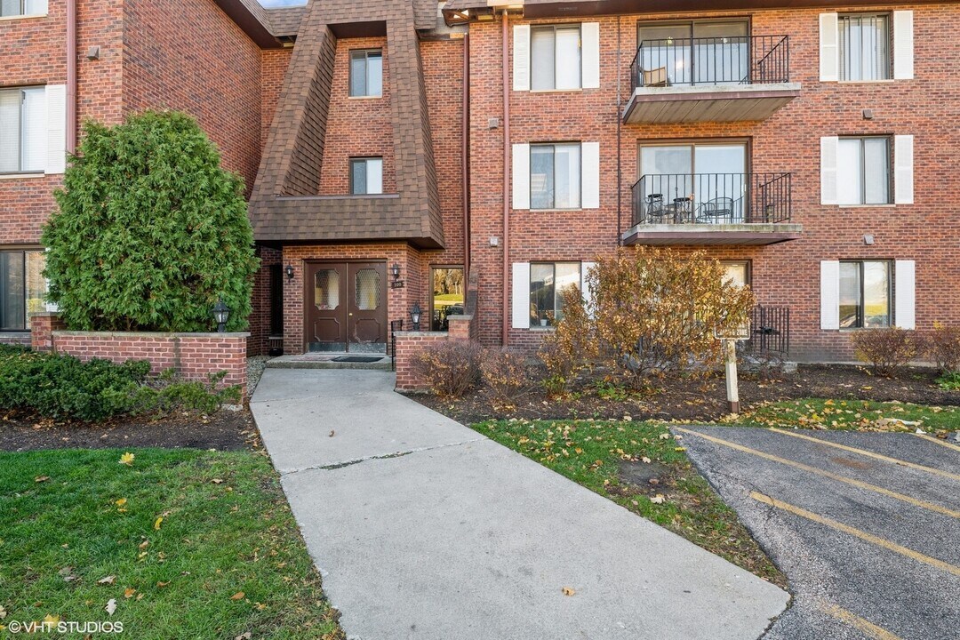100 Clubhouse Ln in Lake Zurich, IL - Building Photo