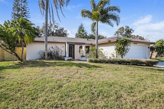 4308 Meadowland Cir in Sarasota, FL - Building Photo - Building Photo