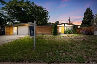 2465 S Newton St in Denver, CO - Building Photo