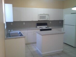 3808 Shoma Dr, Unit 3808 in West Palm Beach, FL - Foto de edificio - Building Photo