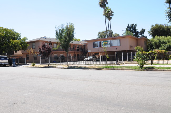 Sunset Apartments in Stockton, CA - Foto de edificio - Building Photo